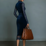 Nathalie – Robe Maxi en Velours Bleu Marine Col V Dentelle