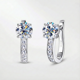 Boucles d’oreilles créoles avec moissanite sertie en canal